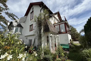 Renovierungsbedürftiger Wohntraum in stilvoller Villa