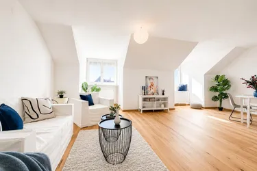 Sanierte 3-Zimmer-Dachgeschosswohnung im Herzen von Wiener Neustadt – mit Stadt- &amp; Fernblick!