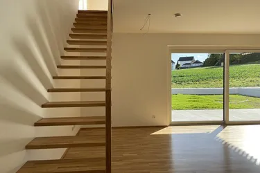 PROVISIONSFREI + BARRIEREFREI - Mit Lift zwischen EG und OG. 4 Zimmer, 2 Terrassen &amp; Garten!
