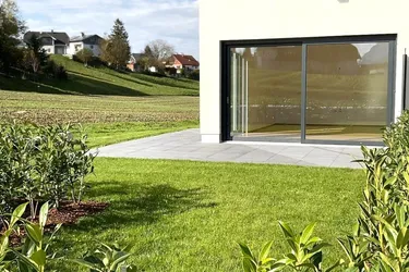 PROVISIONSFREI-SONNIG-ERSTBEZUG: 3 Zimmer mit 190m² Garten + Terrasse, Blick zum Traunstein! (W 24)