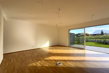 PROVISIONSFREI-SONNIG-ERSTBEZUG: 3 Zimmer mit 190m² Garten + Terrasse, Blick zum Traunstein! (W 24)