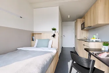 District Living: möbliertes Studio Silber mit exklusiven Gemeinschaftsflächen inklusive: Fitness, Dachterrasse &amp; mehr