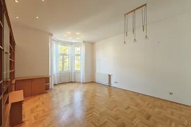 Nähe Hugo-Wolf-Park: Charmante Altbauwohnung mit Erker + Gegliederte Fassade + zentraler Grundriss + Familien- und WG-Geeignet