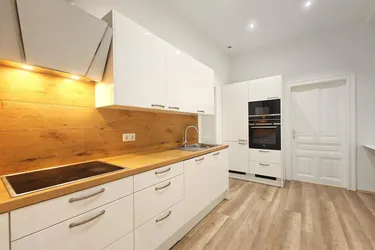 Nähe U4 Braunschweiggasse: Charmante Altbauwohnung + Stilvolles Ambiente + Gegliederte Fassade