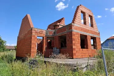 Aufgeschlossenes Baugrundstück mit Rohbau und bewilligtem Einreichplan in Röhrabrunn