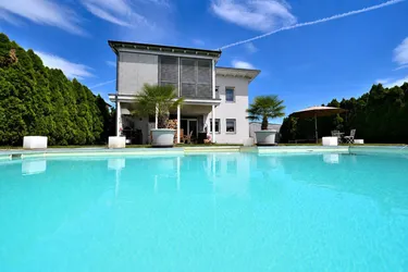 Modernes Einfamilienhaus *** beheizbarer Pool *** Outdoorküche ***