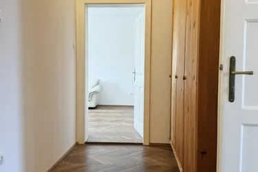 Idyllisches Wohnen in Kristein: Große Altbauwohnung mit 2 Balkonen und Gemeinschaftsgarten!
