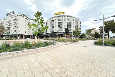 Top Lage, Top Rendite 6% - großzügiges Büro mit Pool und Garage in Wien - Perfekt für Praxis oder Büro!