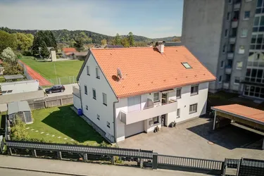 Gepflegtes Mehrparteienhaus in zentraler Lage.4 Wohneinheiten / Garage / Carport / Garten