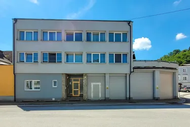 Attraktives Anlageobjekt / 5 Wohneinheiten / 3 Garagen.