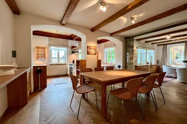 Zentrale Wohnung mit Indoor-Pool - möbliert 