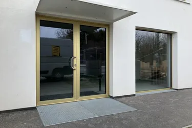 RIVUS VIVERE, straßenseitig: Großzügige Gewerbefläche im Edelrohbau - provisionsfrei vom Bauträger