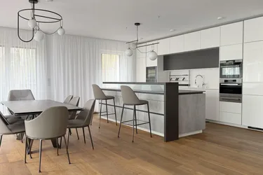 4-Zimmer-Wohnung gegenüber der American International School mit eigenem Garten