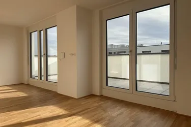 LICHTDURCHFLUTETE DACHGESCHOSSWOHNUNG MIT GROßER TERASSE
