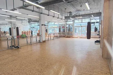 Voll eingerichtetes Sportstudio, Büro, Lager, oder wofür auch immer Sie es nutzen wollen.