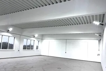 TOP ERSTBEZUG! Knapp 200m² Halle mit eigenem Büro, Duschen &amp; PKW - Stellplätzen.