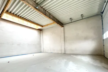 6 genehmigungsfähige Neubauhalle inkl. PKW - Stellplatz und Sektionaltor.