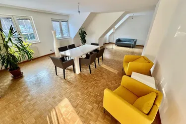 Dachgeschosswohnung mit großer Terrasse im Grünen