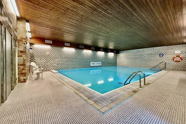 Eigentumswohnung mit Loggia, Indoor-Pool, Sauna und Garage