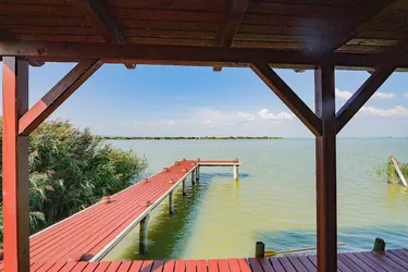 SONNENANBETER UND SEGLER AUFGEPASST - FLACHDACHHÜTTE MIT BOOTSGARAGE IN DER RUSTER BUCHT AUF PACHTGRUND ZU KAUFEN