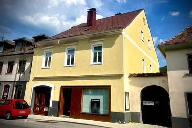 MEHRFAMILIEN- UND GESCHÄFTS-WOHNSITZ IM GRÜNEN - GEPFLEGTES ANWESEN IN KINDBERG ZU KAUFEN