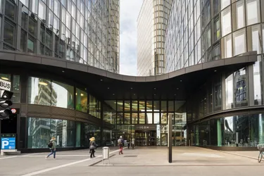 MEDIZINISCHE ELEGANZ ÜBER DEN DÄCHERN WIENS: ORDINATION MIT 6-7 PRAXISRÄUMEN IM ICON VIENNA IM 15. STOCK AM HAUPTBAHNHOF