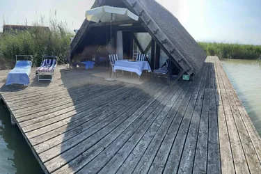 FÜR "GERN-WEITBLICKER" FAST WIE AM MEER - RUHE, ENTSPANNUNG UND FREIHEIT - HÜTTE IM SEE MIT BOOTSGARAGE