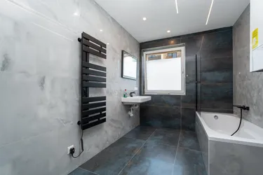 4 Zimmer &amp; Top Anbindung: Sanierte 4-Zimmer Wohnung in sehr guter Lage!