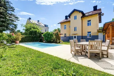Pool, Garten, 220 m² Wohnfläche &amp; Toplage – Charmantes Zuhause nahe dem Marktplatz!