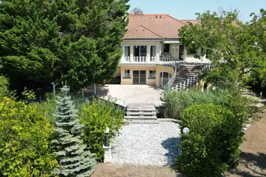Gepflegte Villa mit direktem Seeblick, Schwimmbiotop und Doppelgarage in Neusiedl am See