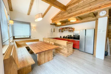 SKI-IN/ SKI-OUT-RENDITEOBJEKT: 9-ZIMMER-FERIENWOHNUNG MIT SAUNA, PANORAMABLICK UND VOLLAUSSTATTUNG