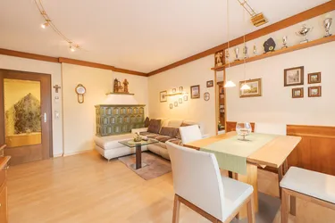 GROSSZÜGIGE 3-ZIMMER-WOHNUNG MIT BERG- UND GRÜNBLICK IN ZENTRALER LAGE