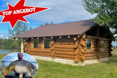 Handbehauenes, halbfertiges Wohnhaus/Ferienhaus aus Baumstämmen direkt am Teich zu verkaufen