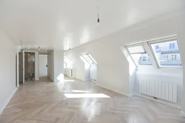 Klassische 74m² sanierte Dachgeschosswohnung – Helle, stilvolle Wohnoase in 1040 Wien