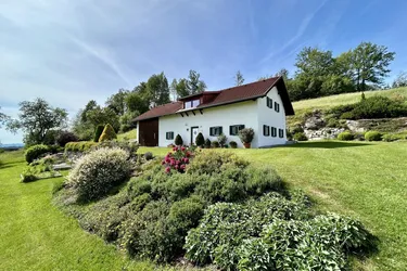 Exklusives Landhaus in idyllischer Lage mit modernem Komfort und traumhaftem Bergblick