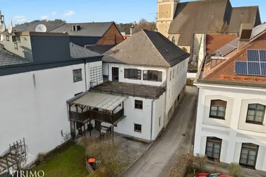 Einmalige Gelegenheit: Historisches Mehrfamilienhaus mit vermietetem Geschäftslokal im Herzen von Vöcklamarkt mit enormen Potential