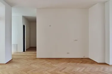 Sanierter 3 Zimmer Altbau im Erstbezug - 1. OG - 2 Balkone, direkt an der Ubahn