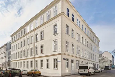 Stilvolle Altbauwohnung mit großen Räumen