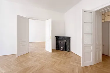 Erstbezug nach Sanierung Altbau Landstraße – 4-Zimmer-Wohnung mit Balkon