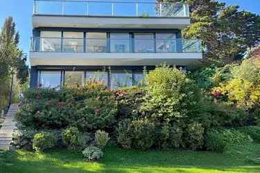 Moderne Villa in Weidling – Lichtdurchflutetes Wohnen auf drei Ebenen