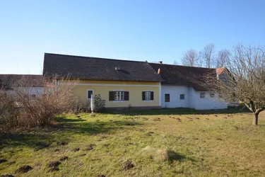 BAUERNHAUS mit Ackerflächen und Baugrundstücken