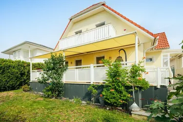 Urlaubsfeeling inklusive! Modernes Einfamilienhaus mit Balkon, Terrasse und Garten in Gated Community mit idyllischem Badesee