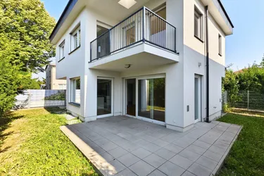 Land in Sicht! Modernes Einfamilienhaus mit Balkon, Terrasse und Garten in idyllischer Grünruhelage am Stadtrand