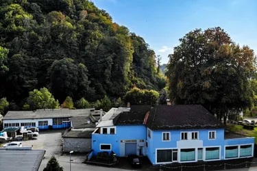 3.056 m² voller Möglichkeiten! Wohn- &amp; Geschäftshaus mit großzügigen Hallen, Garagen und Entwicklungspotenzial in Kapfenberg