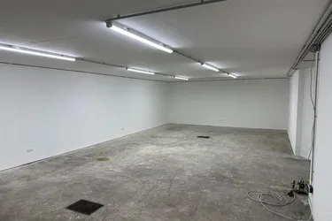 Garagenbox 92m2Auch als Lager zu nutze, versperrbar, frisch renoviert und direkt vom Eigentümer!