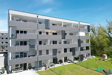 Begehrte &amp; elegante Neubauwohnung in Grünlage mit riesigem 18,5qm Balkon, Fußbodenheizung &amp; Badewanne und sonniger Südostlage in Ebenthal bei Klagenfurt