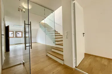 Auffälliges Geschäftshaus mit attraktiver Glasfront - Im Herzen der Fußgängerzone in Feldkirchen - Umwidmung möglich