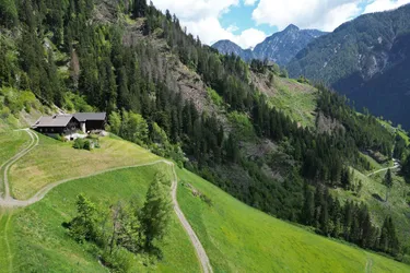 Ein Paradies in Alleinlage: Landwirtschaft mit Bergblick, Almhütte und Fischteich