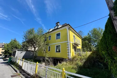 Renovierungsbedürftiges Mehrfamilienhaus mit 9 Zimmern und großem Garten in Taxham