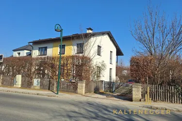 Geräumiges Einfamilienhaus mit 2 Wohneinheiten und großem Grundstück